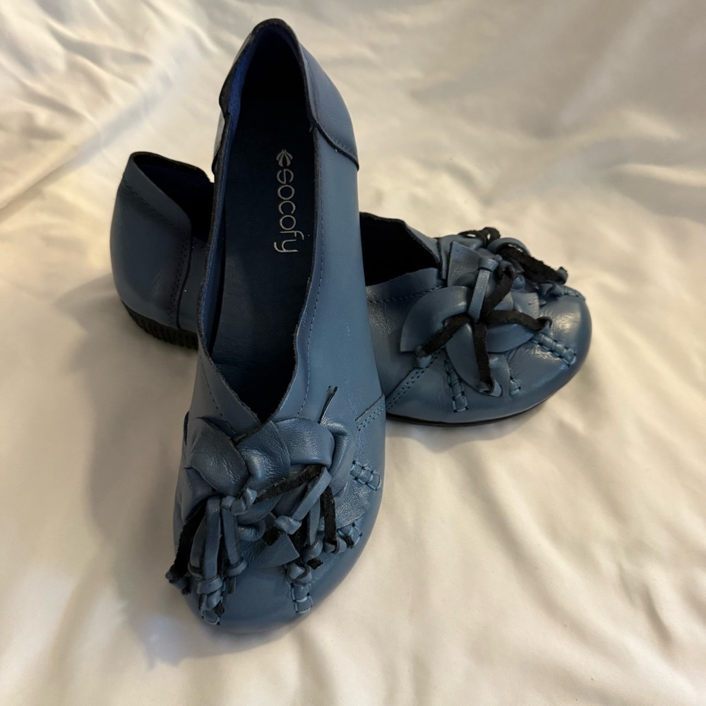 Like New Socofy Handcrafted Leather Flower Slip-On Flats